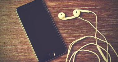 Rusya, Çelyabinsk, 7 Ocak 2015. yeni siyah elma iphone 6 ve tablo üzerinde kulaklık