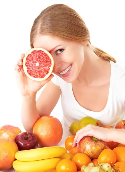 Menina feliz e comida vegetariana saudável, frutas — Fotografia de Stock