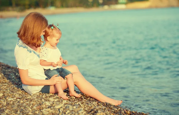 Boldog család anya és gyermeke a strand, tenger mellett — Stock Fotó