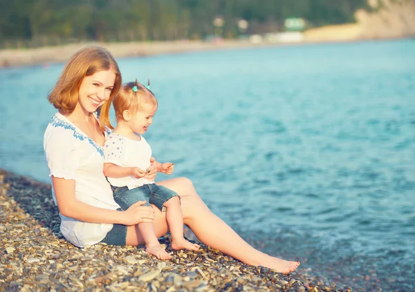 Felice famiglia madre e bambino sulla spiaggia dal mare — Foto Stock