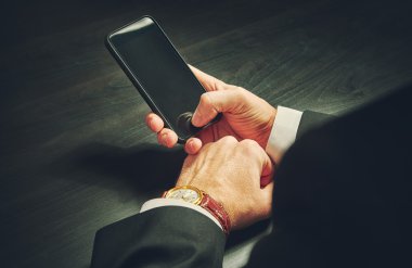 içinde karanlık bir iş adamı elinde telefon