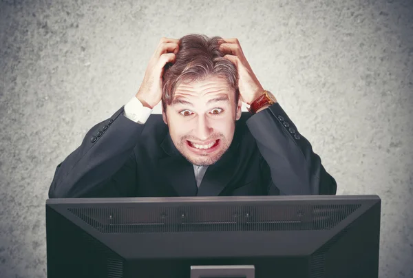 Homme à l'ordinateur échoue, le stress, la dépression — Photo