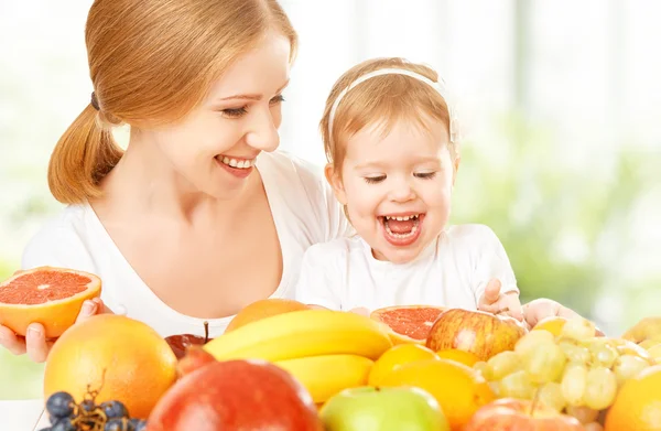 Família feliz mãe e filha menina, comer saudável vegeta — Fotografia de Stock