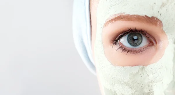 Kosmetische Schönheitsmaske auf Gesicht und Augen aus nächster Nähe — Stockfoto