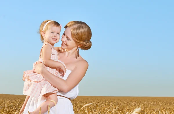 In de zomer natuur en gelukkige familie. Moeder en baby dochter in de w — Stockfoto