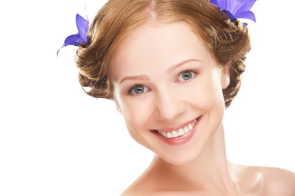 Schoonheid gezicht van jonge mooi gezond meisje met paarse en lila — Stockfoto