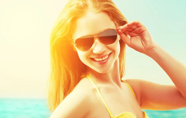 Belle jeune femme en lunettes de soleil plage d'été — Photo