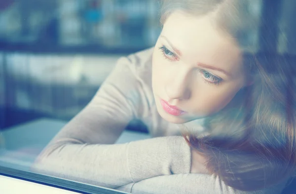 Ragazza tristezza premurosa è triste alla finestra — Foto Stock