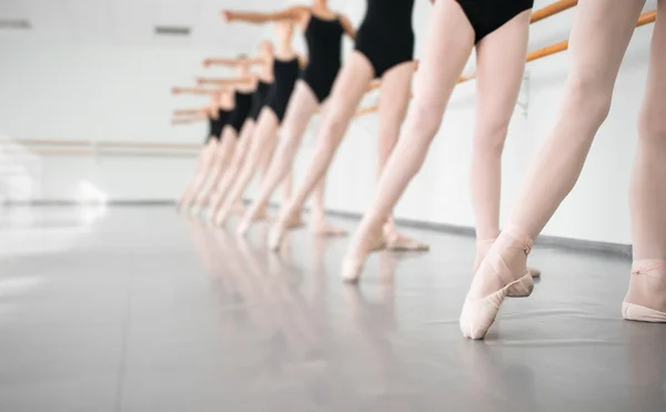 Młodzi tancerze ballerinas w klasie klasyczny taniec, balet — Zdjęcie stockowe