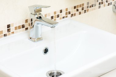 musluk ve su damlıyor