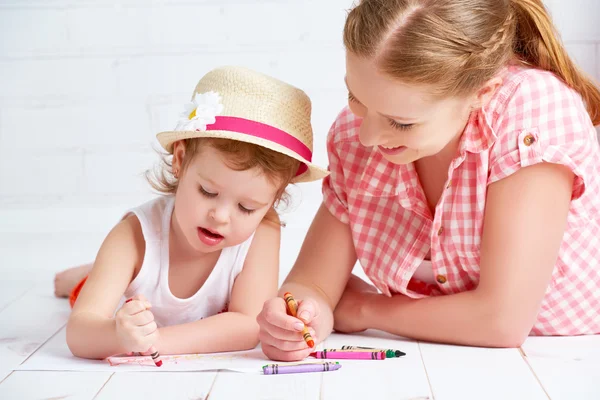 Mutter und kleine Tochter malen zusammen — Stockfoto