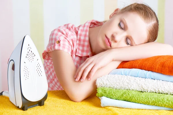 IRed huisvrouw viel in slaap op strijkplank met ijzer — Stockfoto