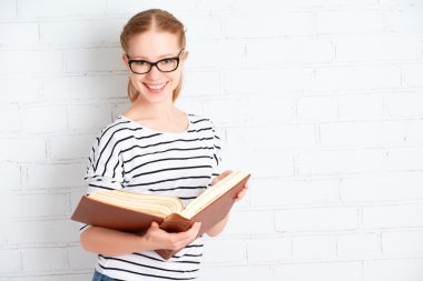 Mutlu başarılı öğrenci kız kitap ile