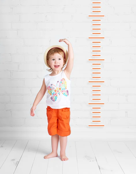 Feliz bonito bebê menina medidas de crescimento — Fotografia de Stock