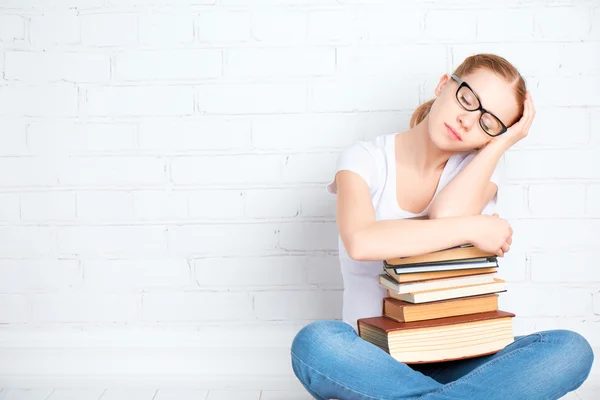 Müdes Studentenmädchen schläft und umarmt Bücher — Stockfoto