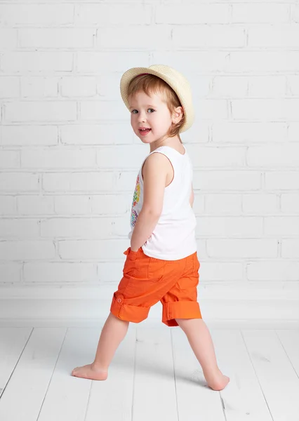 Gelukkig mooie baby meisje danser dansen hip hop dance — Stockfoto