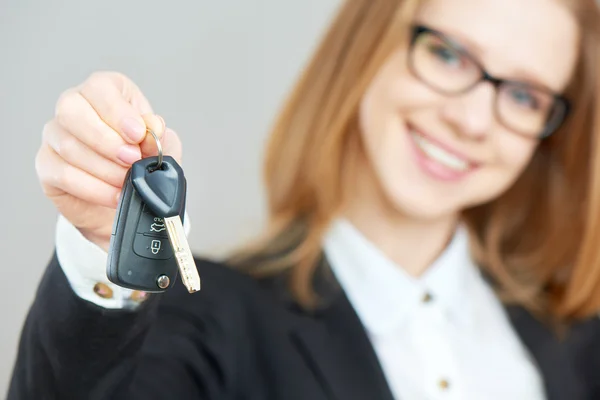 Affari felice donna in possesso di chiavi auto — Foto Stock