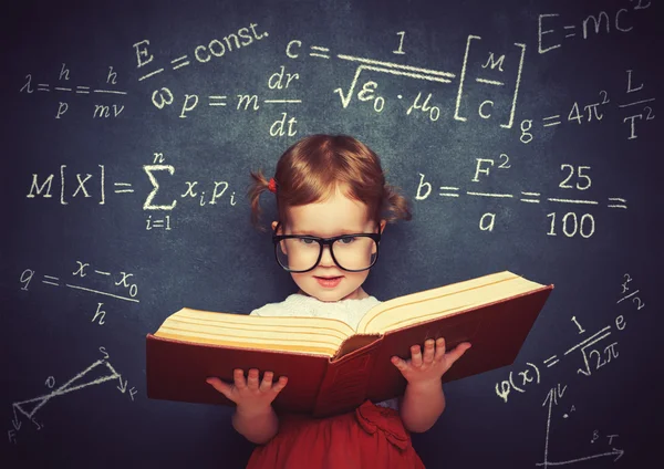 Wunderkind petite fille écolière avec un livre du sanglier — Photo