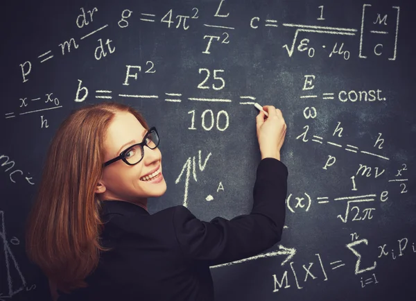 Estudiante chica feliz, el profesor escribe en forma de pizarra tiza —  Fotos de Stock