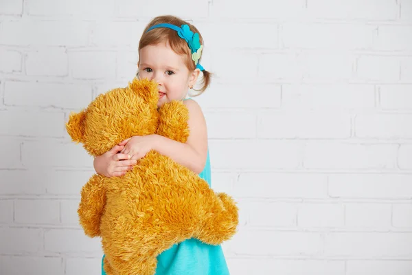 小女孩抱着心爱的玩具熊 — 图库照片