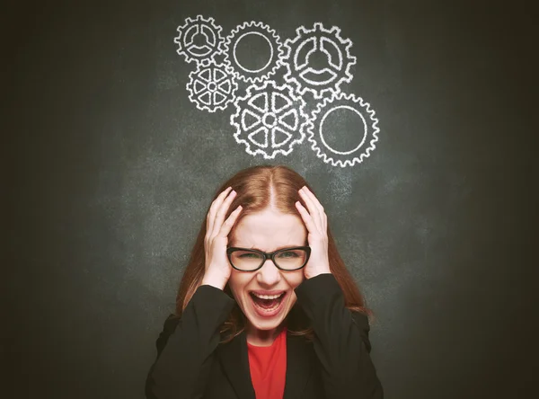 Blackboard konceptet ung kvinna stressad med huvudvärk — Stockfoto