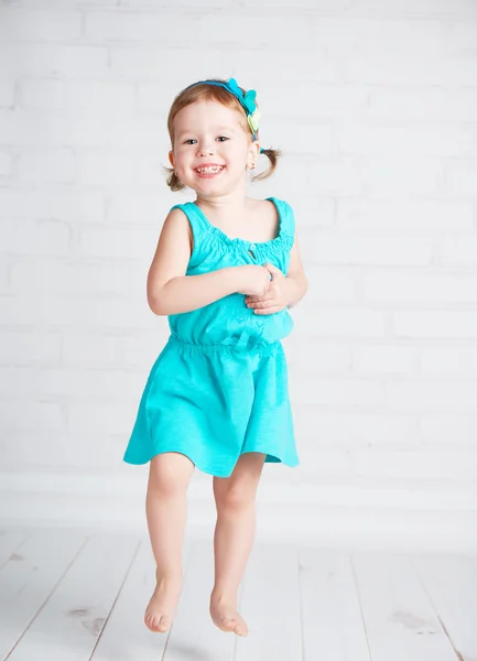 Gelukkig kind meisje te springen van vreugde — Stockfoto