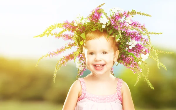 Niño de niña feliz en la corona de verano —  Fotos de Stock