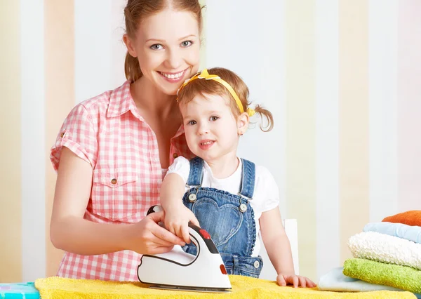 Familie moeder en baby dochter samen betrokken bij huishoudelijk werk ir — Stockfoto