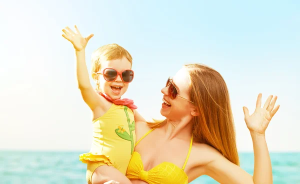 Lycklig familj på stranden. mamma och baby dotter — Stockfoto