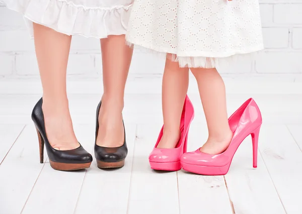 Pernas mãe e filha menina fashionista em sapatos rosa o — Fotografia de Stock