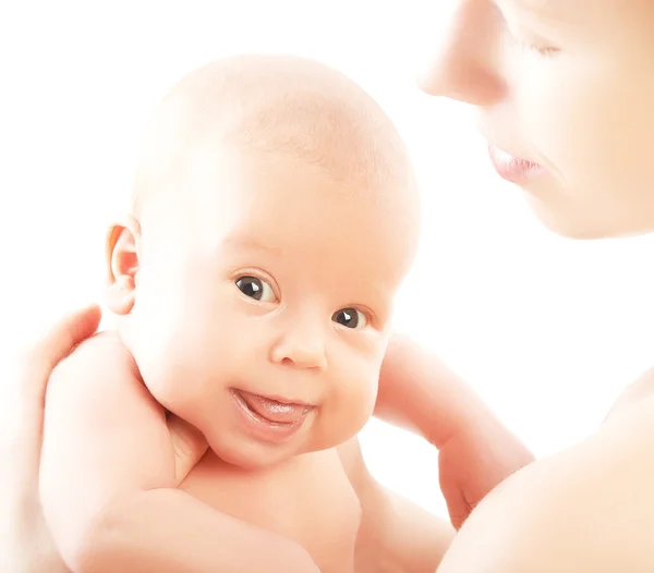 美しい母親の腕の中で生まれたばかりの赤ちゃん — ストック写真