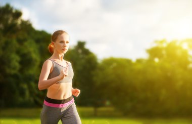 kadın jogs doğa üzerinde çalışır