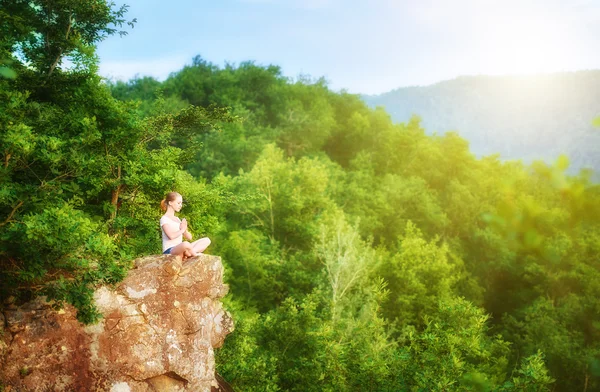 Frau meditiert in Lotushaltung, macht Yoga auf dem Mund — Stockfoto