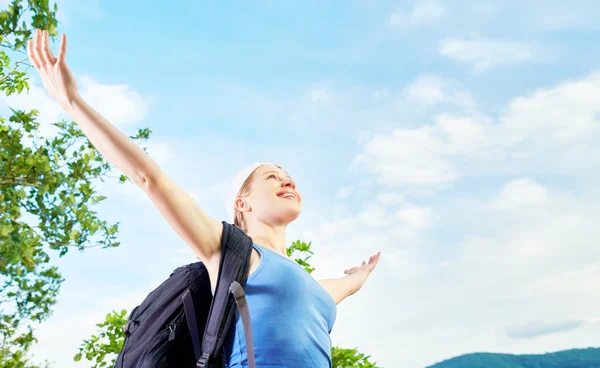 Mutlu kadın turist onun ellerini dağ agai üstüne açıldı — Stok fotoğraf