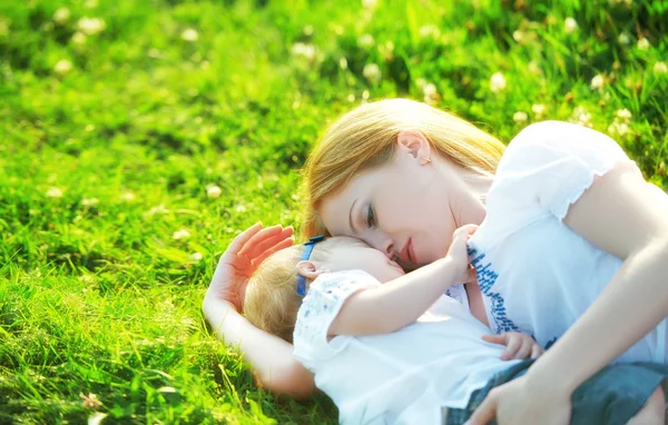 Boldog család természet. anya és a baba lánya játszanak a — Stock Fotó