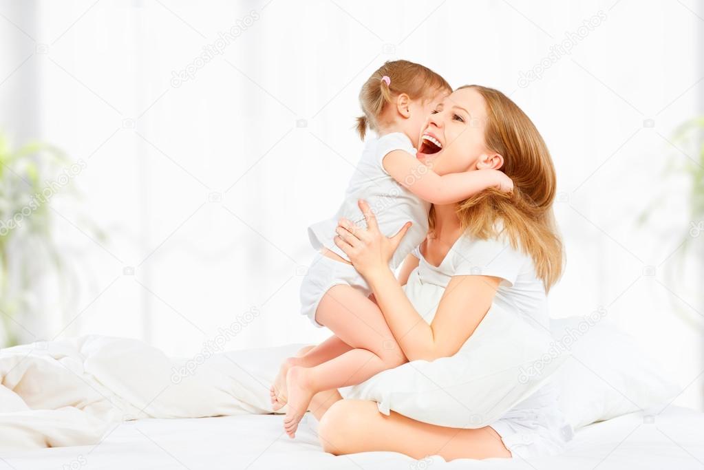 Heureux Famille Mere Et Bebe Fille Jouer Et Rire Bebe Image Libre De Droit Par Evgenyataman C Heureux Famille Mere Et Bebe Fille Jouer Et Rire Bebe Image Libre De Droit Par Evgenyataman C
