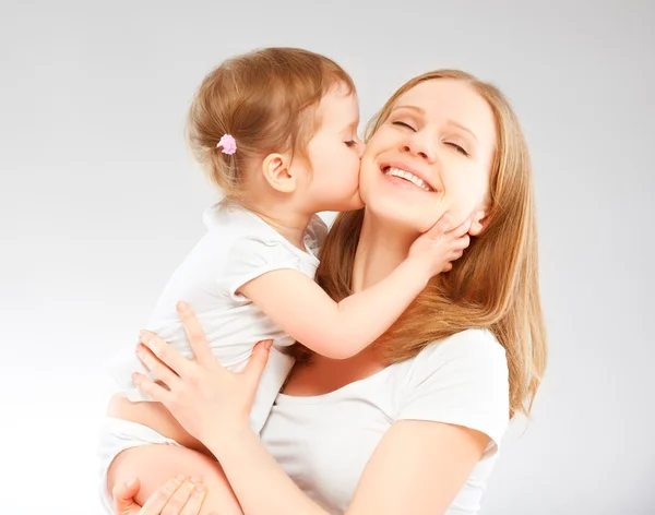 Šťastná rodina matka a dítě dcera objímat a líbat — Stock fotografie