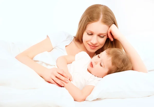 Felice famiglia madre e bambino dormire a letto — Foto Stock