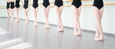 nohy z tanečníků baleríny ve třídě klasického tance, balet