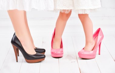 Anne ve kızı küçük kız fashionista pembe ayakkabı o bacaklar
