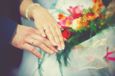 Düğün, gelin ve damat el içinde yüzük nişan