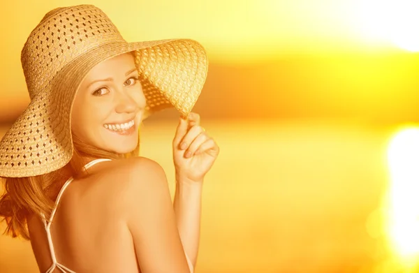 Bellezza felice donna sorridente in cappello in mare al tramonto sulla spiaggia — Foto Stock