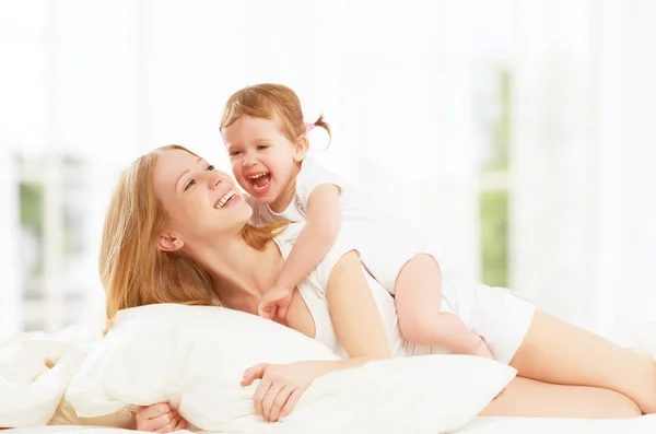 Família feliz mãe e bebê filha brincando e rindo bebê — Fotografia de Stock