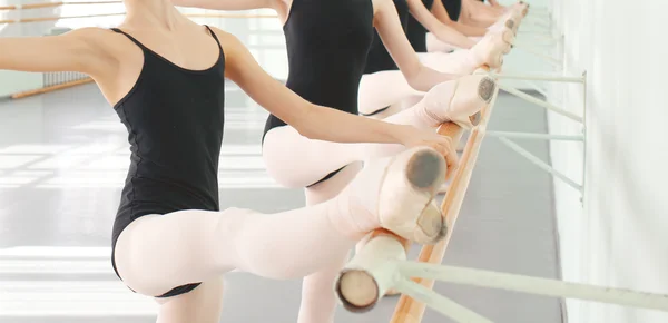 Gambe di ballerini ballerine in classe danza classica, balletto — Foto Stock