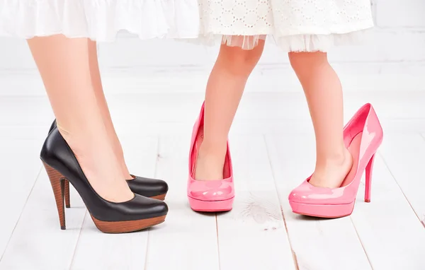 Piernas madre e hija niña fashionista en rosa zapatos o — Foto de Stock