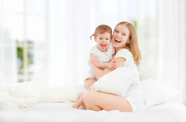 Família feliz mãe e bebê filha brincando e rindo bebê — Fotografia de Stock