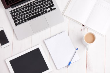 İşyeri iş. laptop, kahve, kalem defter