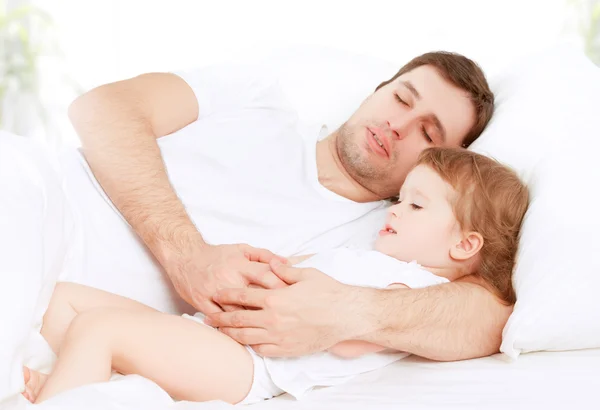 Feliz família pai e criança bebê filha dormindo na cama — Fotografia de Stock