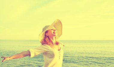 Mutlu güzellik kadın şapkalı ellerini açtı, gün batımı bitti sahiptir