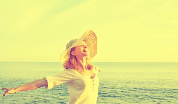 Mujer de belleza feliz en sombrero abrió las manos, disfruta de la puesta del sol sobre s —  Fotos de Stock
